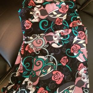 Lularoe Disney Queen of Hearts Leggings OS